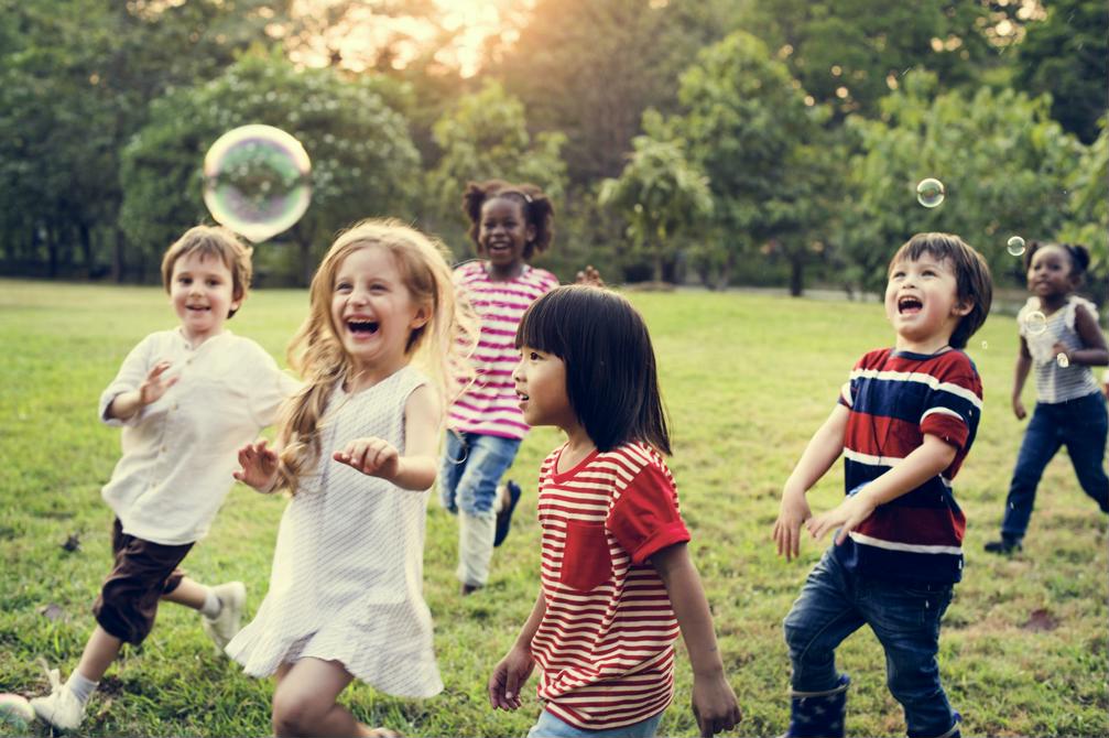 Enfants en train de jouer dehors avec des bulles de savon 孩子们在外面玩肥皂泡