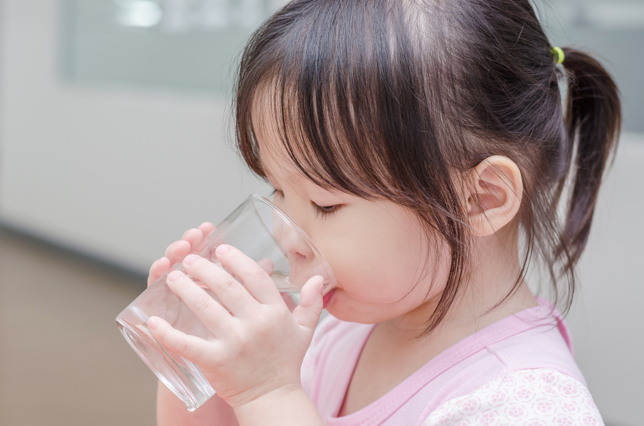 Little chlid drinking water for Healthy 少量饮用水有益健康